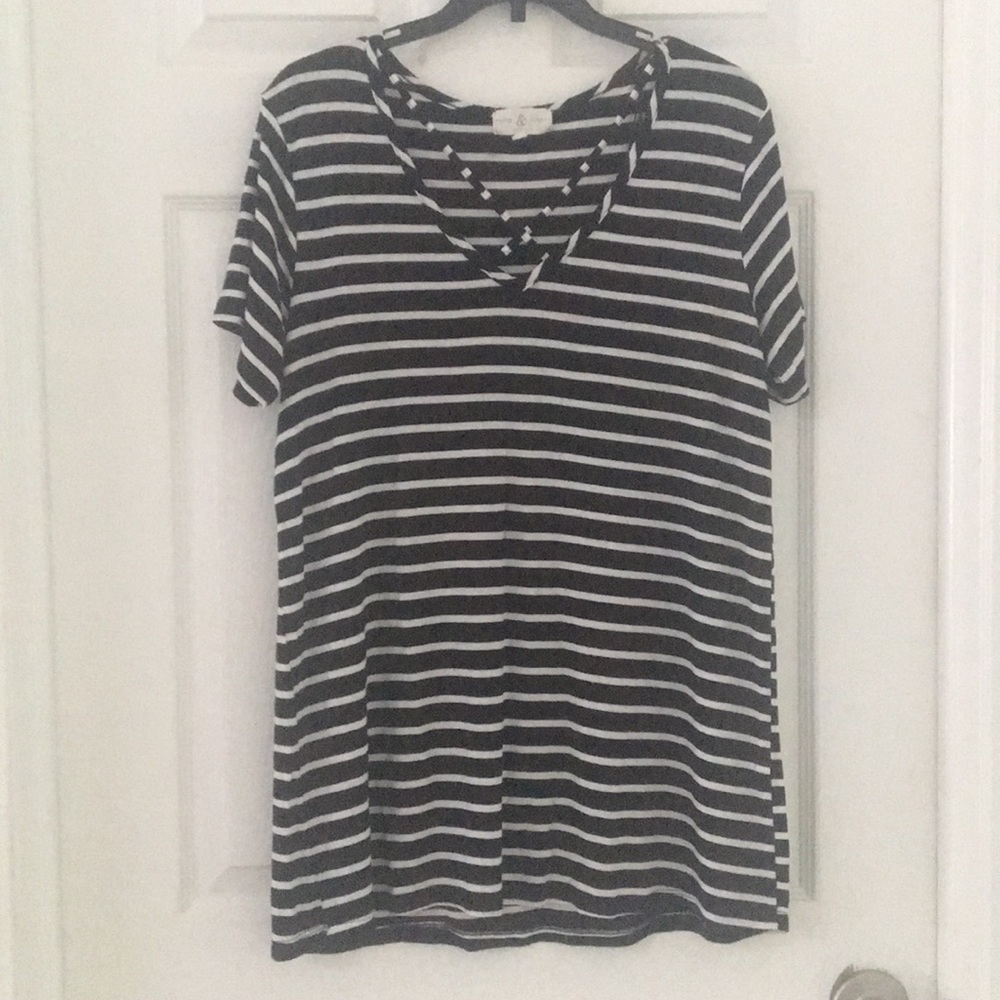 2/$15🦋 Tunic length black & white striped top.